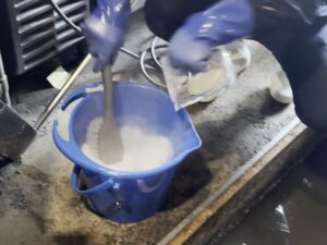 グリスとれ～るを水に溶かして洗浄液を準備する様子