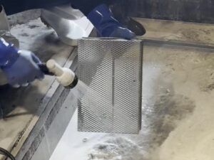 バスケットに洗浄液をスプレーする様子