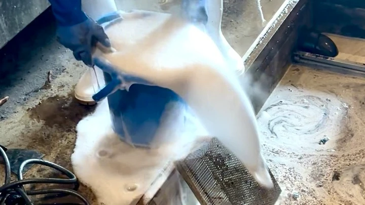 STEP2 バケツから溢れる様子（動画サムネイル）