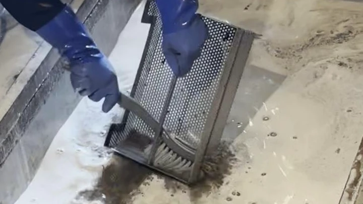 STEP4 洗車ブラシで擦る（動画サムネイル）