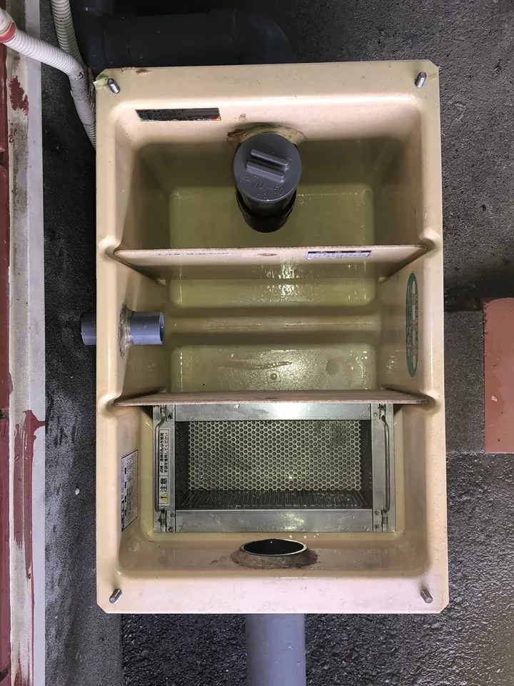 グリストラップ清掃の施工後：油汚れが取り除かれきれいになった槽内