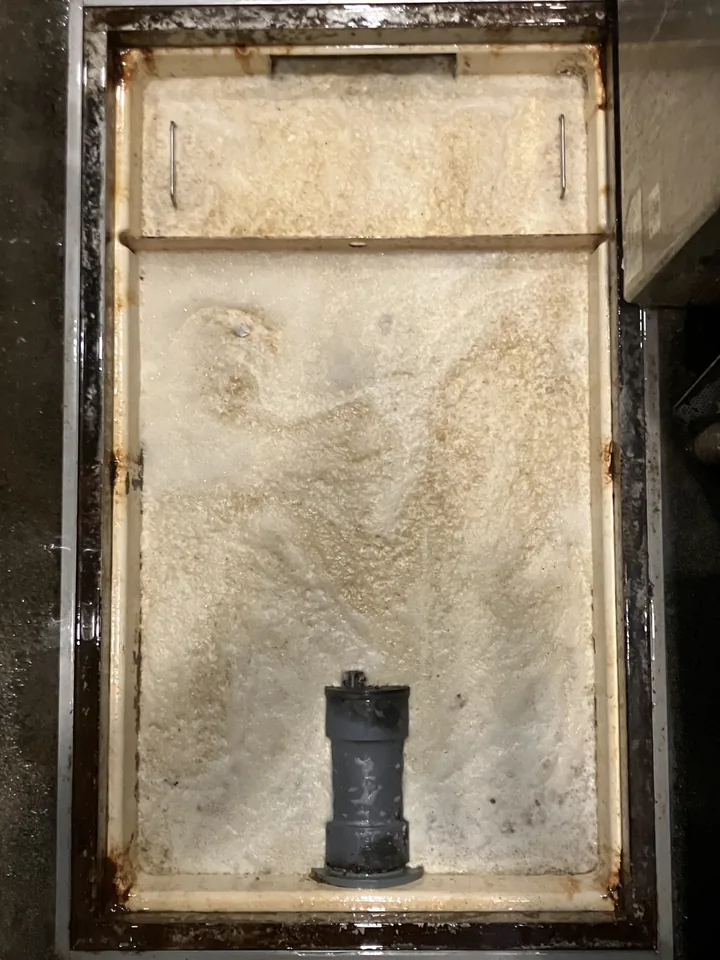 グリスとれ～る使用後：油脂が分解されきれいになった槽内（使用例7）