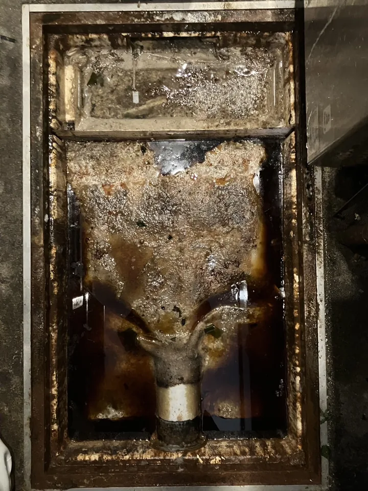 グリストラップ清掃前：油脂が固着した槽内（使用例7）