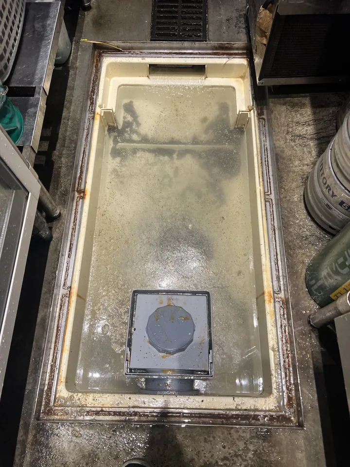 グリスとれ～る使用後：油汚れが除去されきれいになった槽内（使用例9）