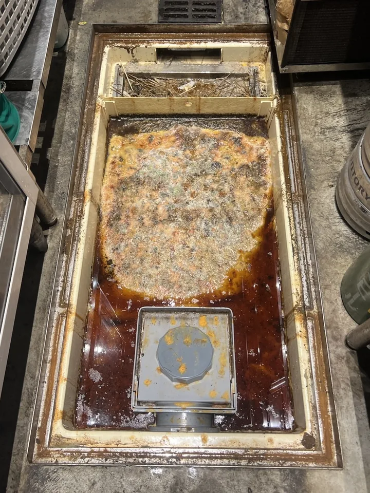 グリストラップ清掃前：油脂や汚れが堆積した槽内（使用例9）