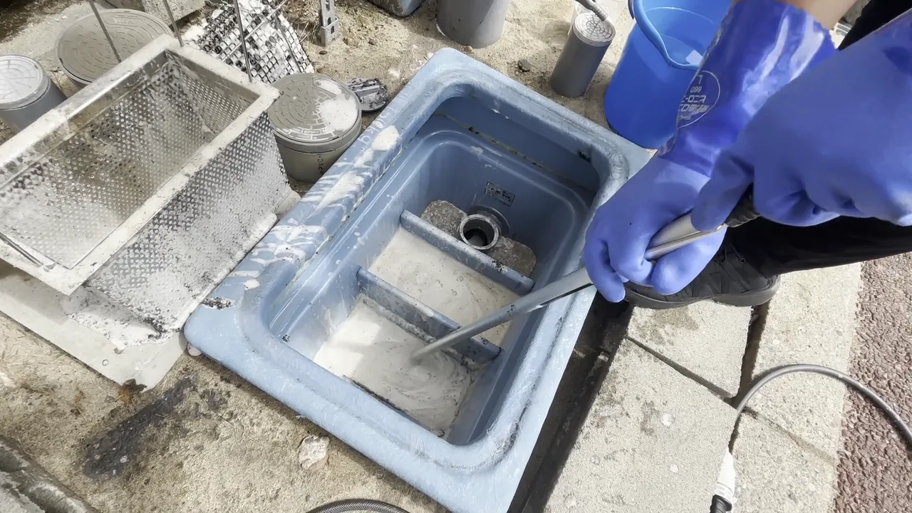 STEP4 底に溜まった油脂を溶かす（動画サムネイル）
